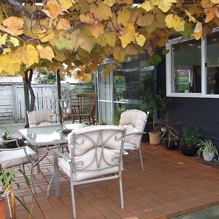 Wellesbourne Homestay B&B Палмерстон-Норт Экстерьер фото